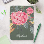 Capa Para iPad Mini Verde de Jardim Geranium Rosa<br><div class="desc">O cobrir apresenta uma flor de gerânio rosa vibrante sobre um fundo verde-luxuoso, capturando a frescura de um jardim florescente. O contraste impressionante e o detalhamento intrincado fazem do seu iPad Mini uma verdadeira obra de arte. Adicione o seu nome, monograma ou uma inscrição significativa para tornar este cobrir exclusivamente...</div>