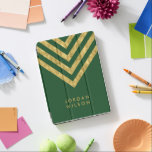 Capa Para iPad Pro Faux Dourado Verde Elegante Personalizado<br><div class="desc">Elegante cobrir iPad pro verde apresentando um padrão faux gold chevron que você pode personalizar com seu nome. Excelente como presentes para a família e amigos ou para você mesmo. Personalize-o substituindo o texto do marcador de posição. Para obter mais opções, como alterar a fonte e seu tamanho, clique no...</div>
