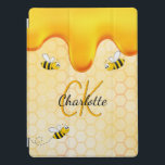 Capa Para iPad Pro Monograma de mel de abelhas do desfiladeiro<br><div class="desc">Fundo amarelo,  branco com um padrão de colmeia de abelhas e abelhas sorrindo felizes. Decorado com mel doce e ouro pingando. Personalize e adicione o seu nome e as iniciais do monograma,  ouro e letras pretas. O nome é escrito com um script de estilo manuscrito.</div>