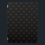 Capa Para iPad Pro Monograma de ouro preto monograma com iniciais mod<br><div class="desc">Personalize e adicione suas letras monográficas,  iniciais,  As iniciais monográficas como um padrão no plano de fundo. Uma cor clássica de fundo preto em chic. Letras coloridas com ouro. Para ele e para ela.</div>