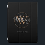 Capa Para iPad Pro Nome do Monograma do Script Dourado Branco Moderno<br><div class="desc">Simples e moderno script preto de ouro branco monograma ipad pro cobrir. Você pode personalizar o nome e o monograma inicial para criar seu próprio design único. Projetado por Thisnotme©</div>