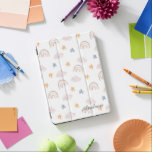 Capa Para iPad Pro Padrão de Arco Arco Arco Arco Arco Arco Arco Arco<br><div class="desc">Um simples e moderno caso ipad com arco-íris,  estrelas e padrão de nuvens aquarelas em cores pastéis de azul claro,  rosa e laranja. Personalize-o com o seu nome. Perfeito como presente para crianças que adoram rabiscar e desenhar.</div>