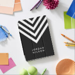 Capa Para iPad Pro Preto Minimalista Moderno com Chevron Branco<br><div class="desc">Cobrir preto moderno minimalista iPad pro apresentando um padrão de gavão branco que você pode personalizar com seu nome. Excelente como presentes para a família e amigos ou para você mesmo. Personalize-o substituindo o texto do marcador de posição. Para obter mais opções, como alterar a fonte e seu tamanho, clique...</div>