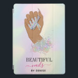Capa Para iPad Pro técnico em unhas de mão de uma mulher salão hologr<br><div class="desc">Esta moderna mão de mulher desenhada à mão com unhas holográficas de fundo de folha de alumínio é perfeita para o seu negócio técnico de salão de unhas e unhas. Se você quiser design de logotipo com este gráfico, entre em contato comigo em savanamm@gmail.comThe os detalhes da folha de alumínio...</div>