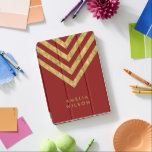 Capa Para iPad Pro Teste padrão Dourado de Chevron do falso conhecido<br><div class="desc">Pro cobrir do iPad vermelho elegante que caracteriza o teste padrão da viga do ouro do falso que você pode personalizar com seu nome. Excelente como presentes para a família e os amigos ou para o senhor mesmo. Personalize-o substituindo o texto do placeholder. Para mais opções como para mudar a...</div>