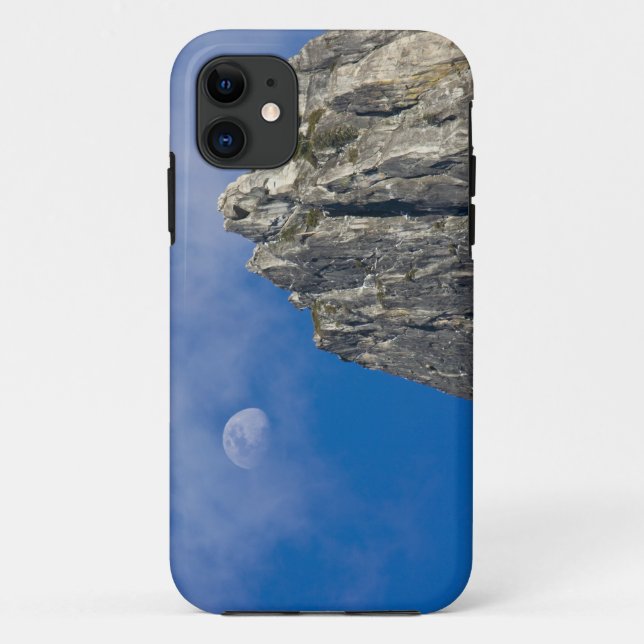 Capa Para iPhone 11 A lua nasce e brilha através das nuvens (Verso)