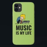 Capa Para iPhone 11 Amendoins | Schroeder<br><div class="desc">Schroeder ama música clássica especialmente por Ludwig van Beethoven e compartilha frequentemente seu talento. Veja este design de amendoins bonitinho com Schroeder tocando seu piano de brinquedo.</div>