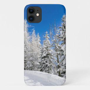 Capa Para iPhone 11 Árvores de neve sob um céu azul claro