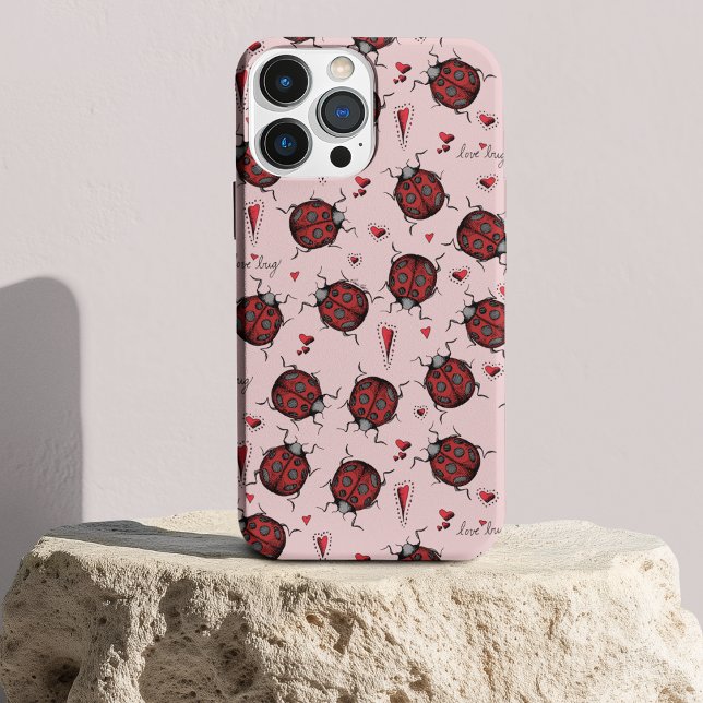 Capa Para iPhone 11 Bonito, Rosa Ladybug Corações com Inseto Ilustraçã (Cute Hand-Drawn Red Ladybugs, Red Hearts & Hand-Written "Love Bug" against a Pink Background.)