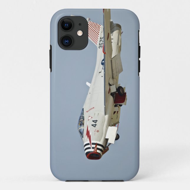 Capa Para iPhone 11 Caça a jato North American Naval FJ2 Fury voando (Verso)