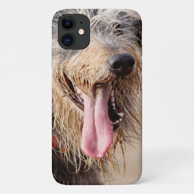 Capa Para iPhone 11 Cachorro feliz na praia (Verso)
