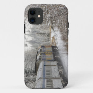 Capa Para iPhone 11 Canadá, Alberta. Trem de neve da VIA Rail entre