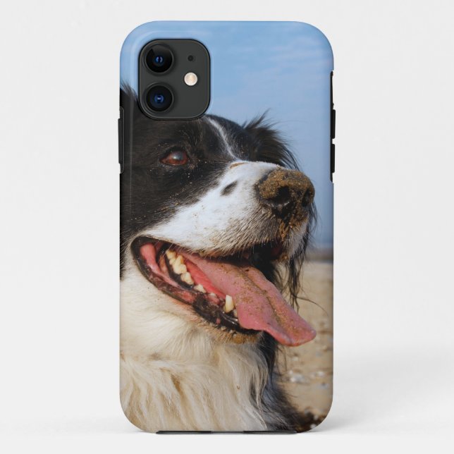 Capa Para iPhone 11 Cão feliz na praia (Verso)