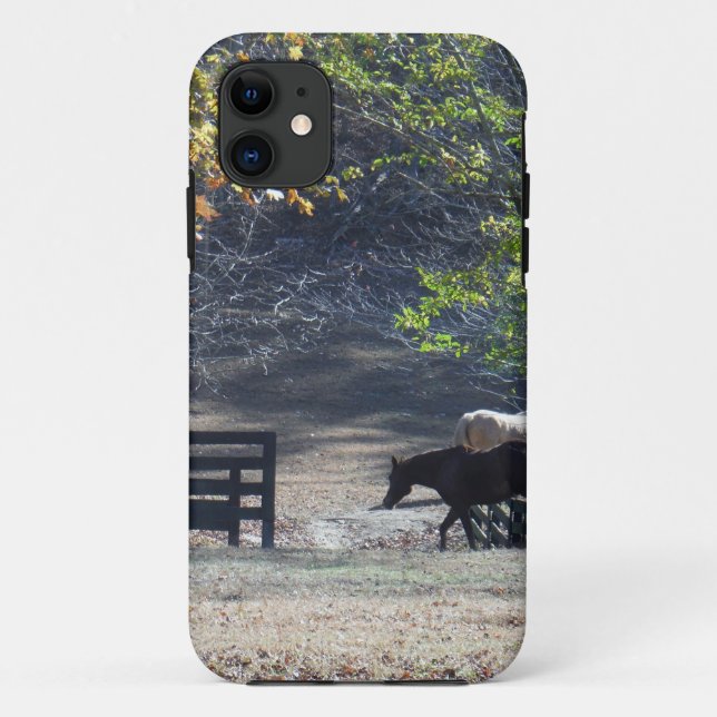 Capa Para iPhone 11 Cavalo Marrom atravessando Cerca (Verso)