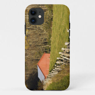 Capa Para iPhone 11 Celeiro vermelho e fileira de cercas ao longo da B