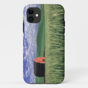 Capa Para iPhone 11 Celeiro vermelho em campo de trigo e cevada em Whi