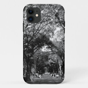 Capa Para iPhone 11 Central Park: A caminhada do poeta no Verão BW