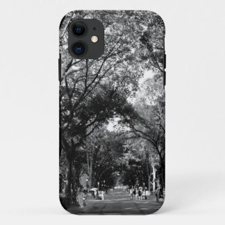 Capa Para iPhone 11 Central Park: A caminhada do poeta no Verão BW