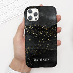 Capa Para iPhone 11 Chic Modern Black Watercolor Stars Dourado com Nom<br><div class="desc">Esta capa de telefone gráfica apresenta uma cor d'água preta e estrelas douradas fundo abstrato com o seu nome numa fonte serif moderna. É o caso perfeito para qualquer um que queira um design chic, mas bonito, que se destaca. Adicione seu nome para personalizar este design. Também faz um maravilhoso...</div>
