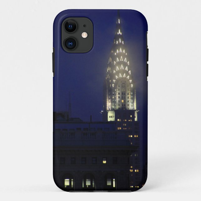 Capa Para iPhone 11 Chrysler que constrói o Lit acima no crepúsculo na (Verso)