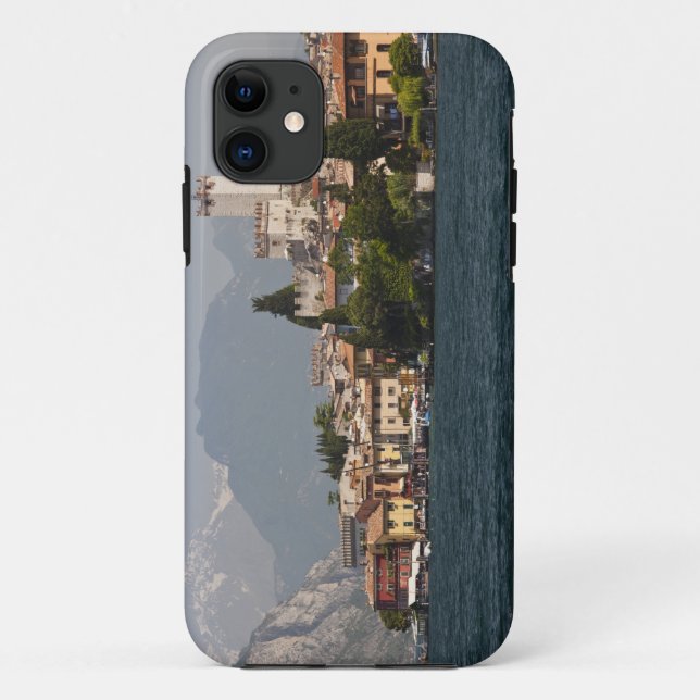 Capa Para iPhone 11 Cidade à beira do lago, Malcesine, Província de Ve (Verso)