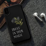 Capa Para iPhone 11 Confie no seu Rosa preto de citação mágica<br><div class="desc">Capa de telefone gótica e vintage apresentando ilustração de rosas pretos com um texto que diz "confiança em sua magia."</div>
