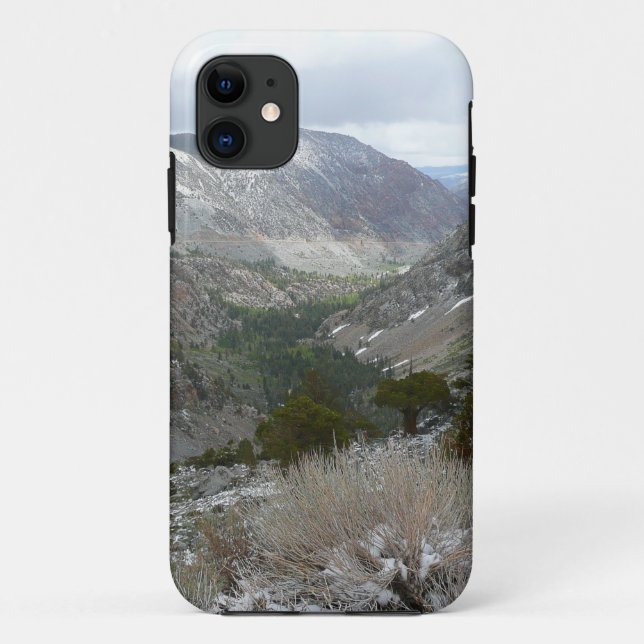 Capa Para iPhone 11 Dirigindo pelas montanhas Snowy Sierra Nevada (Verso)