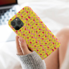 Capa Para iPhone 11 Elegante estampa floral rosa em amarelo