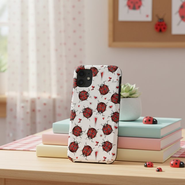 Capa Para iPhone 11 Esclarecimento de Corações de Ladybug Pulverbug (Cute Red Ladybugs and Red Hearts Pattern for Her. Adorable Insect Pattern with Red & Black Ladybirds)