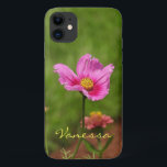 Capa Para iPhone 11 Flor de Cosmos Rosa *Personalize*<br><div class="desc">Bonito na Flor do Cosmos Rosa nesta capa de telefone celular. Personalize com seu nome! Basta apertar o botão Personalizar acima e editar o Nome - você pode alterar a fonte e a cor se também optar por.</div>