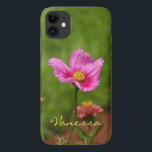 Capa Para iPhone 11 Flor de Cosmos Rosa *Personalize*<br><div class="desc">Bonito na Flor do Cosmos Rosa nesta capa de telefone celular. Personalize com seu nome! Basta apertar o botão Personalizar acima e editar o Nome - você pode alterar a fonte e a cor se também optar por.</div>