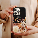 Capa Para iPhone 11 Floral de Aquarela de outono Elegante com Nome<br><div class="desc">Esta bela design de capa de telefone apresenta um elegante motif floral de aquarela de outono numa paleta de cores neutras sobre um fundo preto. Personalize com um nome...  Isso faz um presente maravilhoso para os outros também!</div>