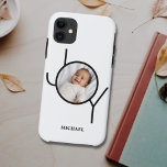 Capa Para iPhone 11 Foto personalizada do bebê<br><div class="desc">Esta capa de telefone na moda apresenta a palavra JOY em preto sobre um fundo branco. Facilmente personalizável com sua foto e seu nome. Um momento familiar personalizado.</div>