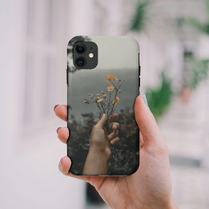 Capa Para iPhone 11 Garota segurando um chaveiro de flor - caixa de ra
