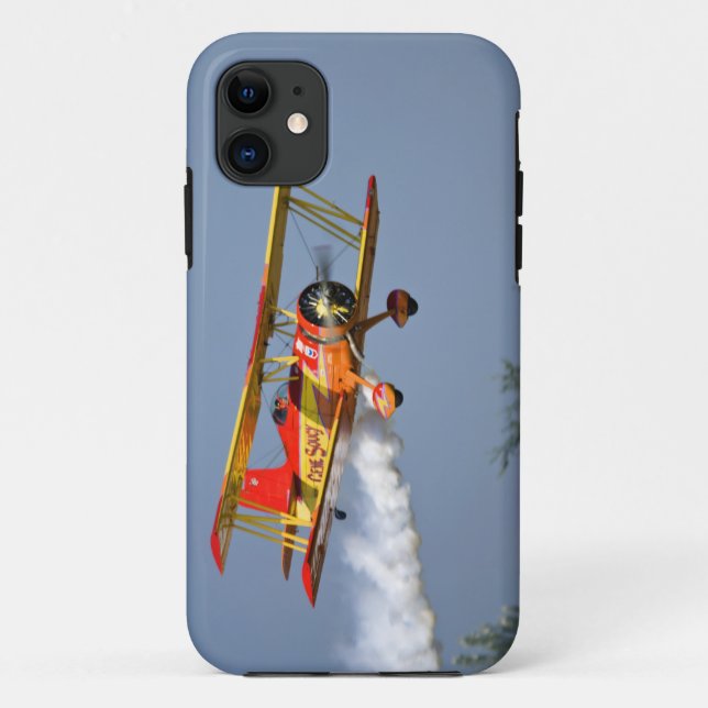 Capa Para iPhone 11 Gene Soucy que executa acrobacias em Grumman (Verso)