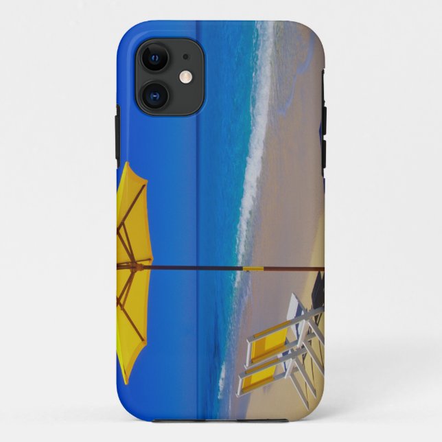 Capa Para iPhone 11 Guarda-sol amarelo e cadeiras em praia imaculada (Verso)