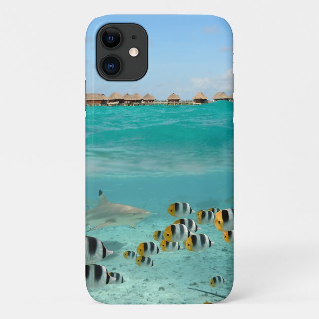 Capa Para iPhone 11 Ilha tropical com tubarão e peixes (Verso)