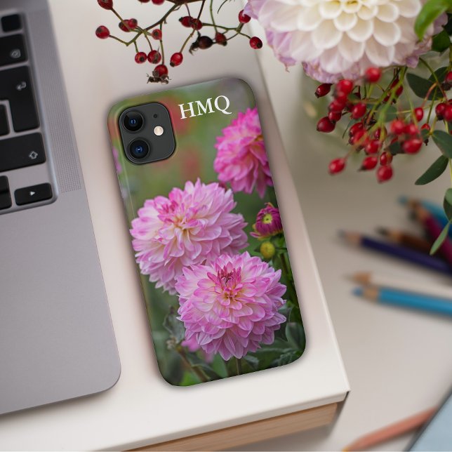 Capa Para iPhone 11 Iniciais de Flor Dahlia Rosa e Branca (Pink Dahlias personal initials phone case)