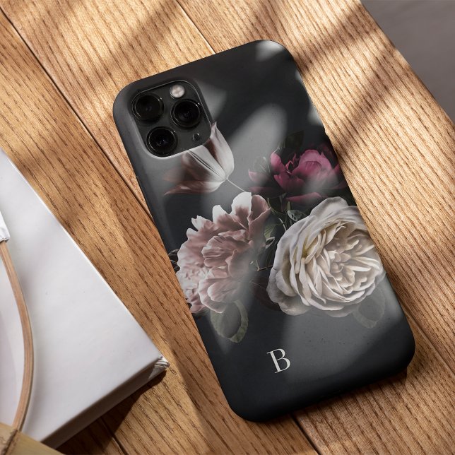 Capa Para iPhone 11 Monograma de Rosa Floral Escuro Elegante (Criador carregado)