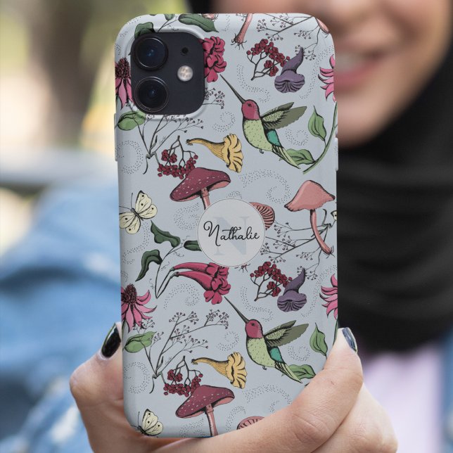 Capa Para iPhone 11 Monograma do Jardim do Hummingbird Azul-claro (Chic Light Blue Custom Monogram & Name Hand-Drawn Hummingbird, Flowers & Mushrooms Illustration)