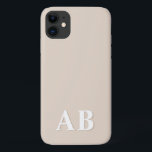 Capa Para iPhone 11 Monograma inicial mínimo moderno bege<br><div class="desc">Esta design de capa de telefone apresenta um simples design moderno em bege e branco. Faça uma capa de telefone gentil com nome e inicial personalizados. Será um presente legal e único para alguém especial ou para você mesmo. Se quiser alterar as fontes ou a posição, clique no botão "Personalizar...</div>