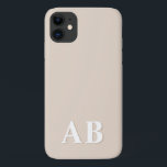 Capa Para iPhone 11 Monograma inicial mínimo moderno bege<br><div class="desc">Esta design de capa de telefone apresenta um simples design moderno em bege e branco. Faça uma capa de telefone gentil com nome e inicial personalizados. Será um presente legal e único para alguém especial ou para você mesmo. Se quiser alterar as fontes ou a posição, clique no botão "Personalizar...</div>