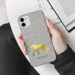 Capa Para iPhone 11 Monograma Personalizado de Estrelas de Cavalo Dour<br><div class="desc">Ilustração de cavalo metálico em ouro sobre fundo de cinza com estrelas correspondentes acopladas a um roteiro elegante. Verifique em nossa loja mais itens desta coleção.</div>