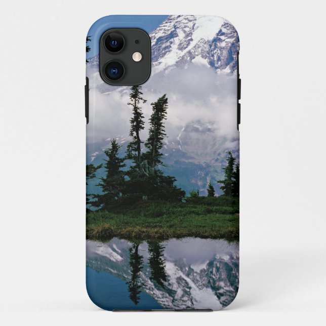 Capa Para iPhone 11 Monte Rainier refletido em um lago de montanha (Verso)