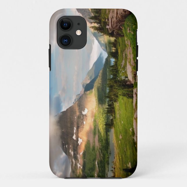 Capa Para iPhone 11 Nuvens que varrem através das montanhas (Verso)