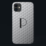 Capa Para iPhone 11 Padrão de onda Art Deco - Casca de prata metálica<br><div class="desc">Um padrão de Deco de Arte baseado no padrão tradicional de onda frequentemente visto em têxteis japoneses,  em um gradiente metálico cor prateada,  melhorado digitalmente,  texturizado,  com um monograma opcional</div>