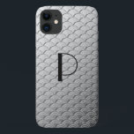 Capa Para iPhone 11 Padrão de onda Art Deco - Casca de prata metálica<br><div class="desc">Um padrão de Deco de Arte baseado no padrão tradicional de onda frequentemente visto em têxteis japoneses,  em um gradiente metálico cor prateada,  melhorado digitalmente,  texturizado,  com um monograma opcional</div>