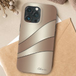 Capa Para iPhone 11 Padrão de Ondas do Shimmer de Champagne Elegante c<br><div class="desc">Uma design elegante e elegante para proteger seu telefone em estilo. Apresenta um padrão de curvas onduladas em cores neutras de champanhe com sombras e realces. Um modelo de texto é incluído para personalizar com seu nome, monograma ou outro texto desejado. Você também pode obter este caso sem o texto...</div>