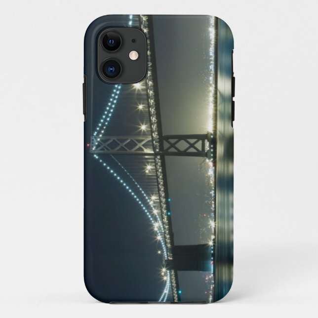 Capa Para iPhone 11 Pilhas ao longo do Embarcadero, San Francisco (Verso)
