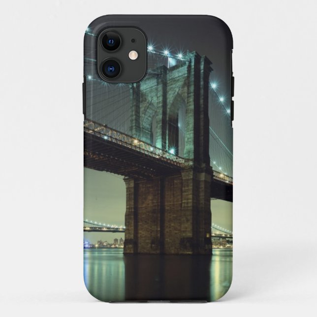 Capa Para iPhone 11 Ponte de Brooklyn na ponte de Manhattan da noite (Verso)
